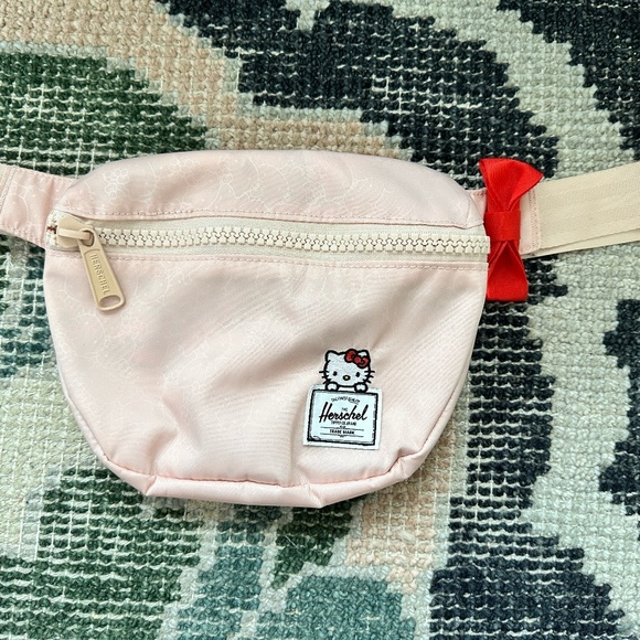 New NWOT Herschel Supply x Hello Kitty Fifteen Waist Bag Fanny Pack - Picture 1 of 8